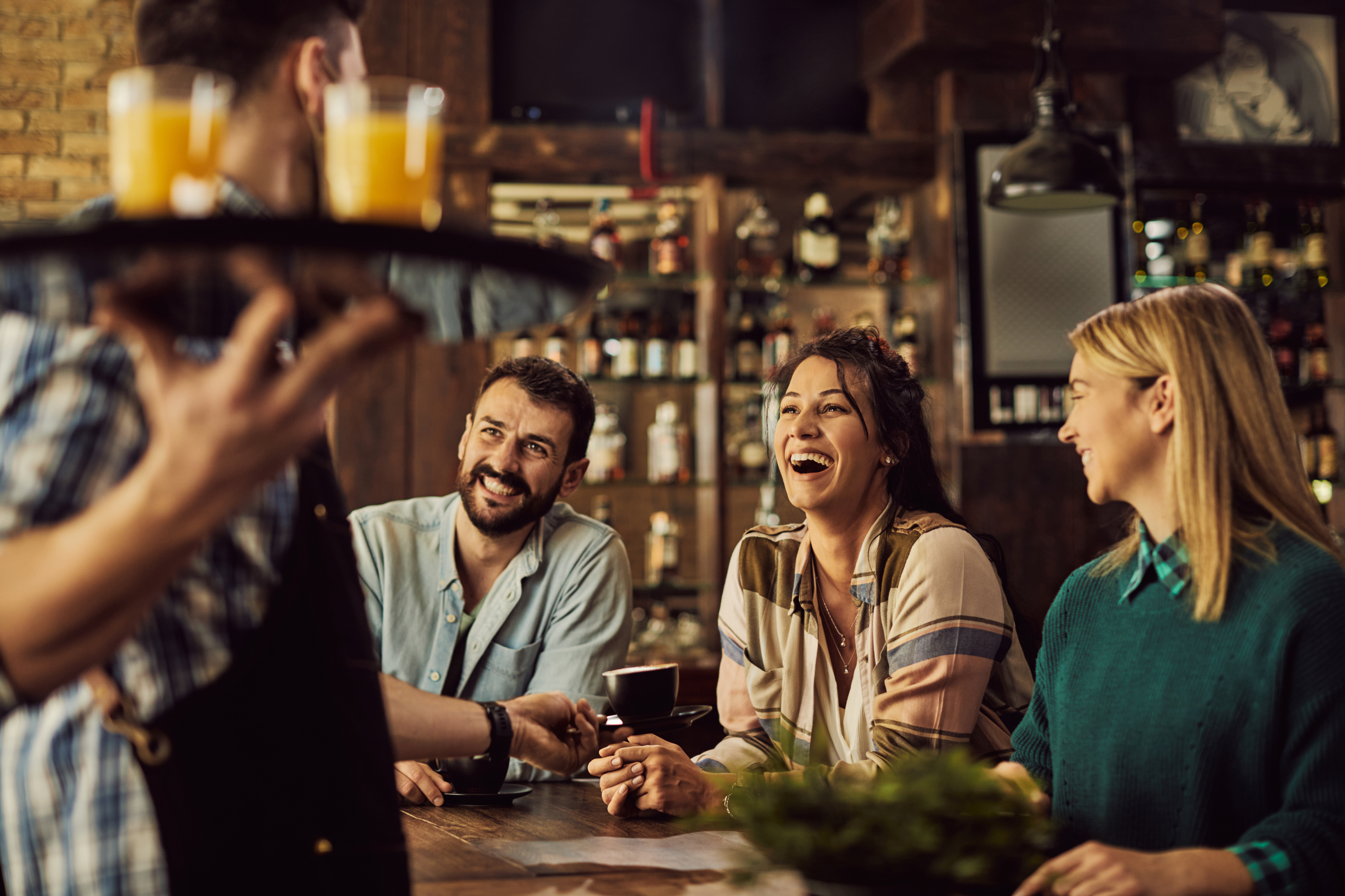 Groupe d'amis au bar